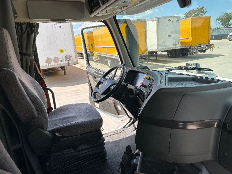 Sleeper Tractor-Heavy Duty Tractors-Volvo-2022-VNR64660-Des Moines-IA-494,609\n\t\tmiles-$ 69,250 - Image 15