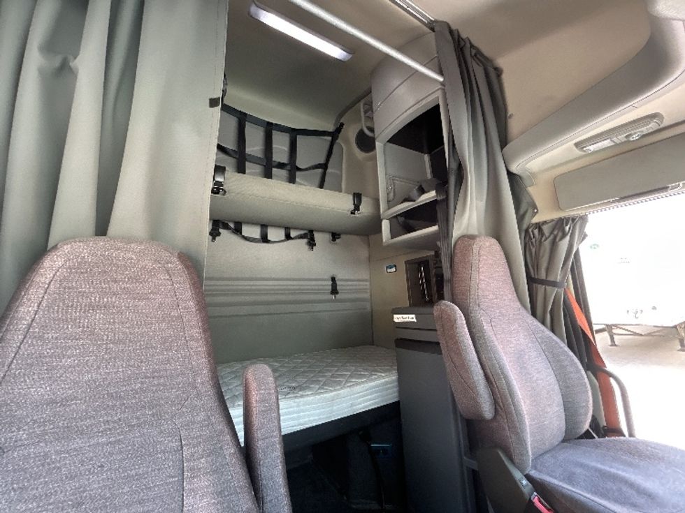 Sleeper Tractor-Heavy Duty Tractors-Volvo-2022-VNR64660-Des Moines-IA-494,609\n\t\tmiles-$ 69,250 - Image 16