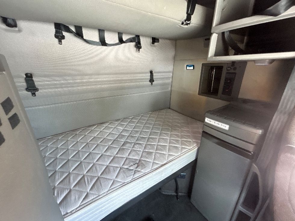 Sleeper Tractor-Heavy Duty Tractors-Volvo-2022-VNR64660-Des Moines-IA-494,609\n\t\tmiles-$ 69,250 - Image 17