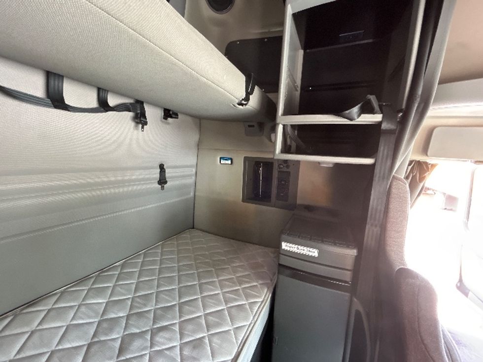 Sleeper Tractor-Heavy Duty Tractors-Volvo-2022-VNR64660-Des Moines-IA-494,609\n\t\tmiles-$ 69,250 - Image 18