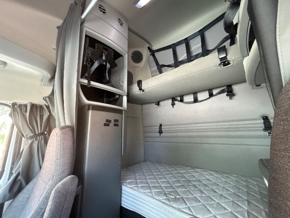 Sleeper Tractor-Heavy Duty Tractors-Volvo-2022-VNR64660-Des Moines-IA-494,609\n\t\tmiles-$ 69,250 - Image 19