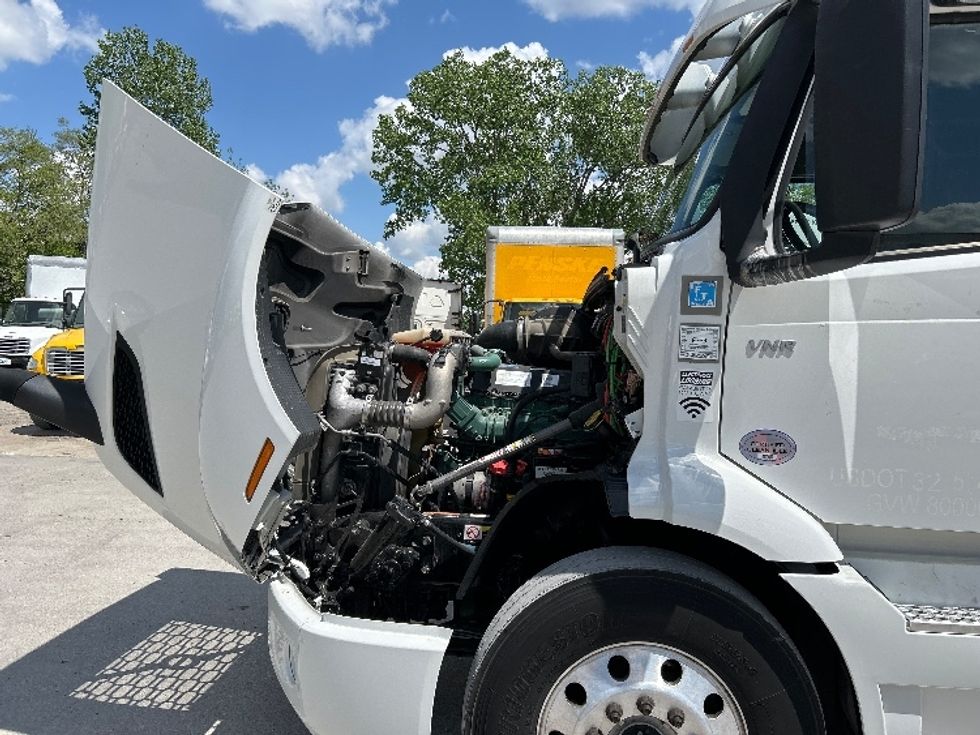 Sleeper Tractor-Heavy Duty Tractors-Volvo-2022-VNR64660-Des Moines-IA-494,609\n\t\tmiles-$ 69,250 - Image 21