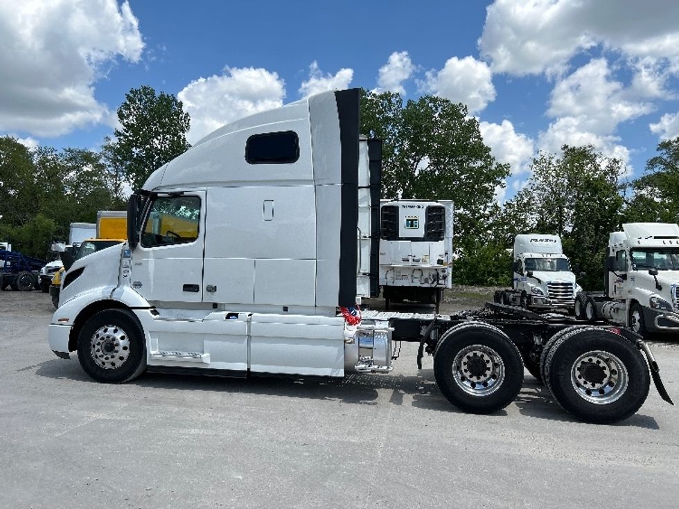 Sleeper Tractor-Heavy Duty Tractors-Volvo-2022-VNR64660-Des Moines-IA-494,609\n\t\tmiles-$ 69,250 - Image 8