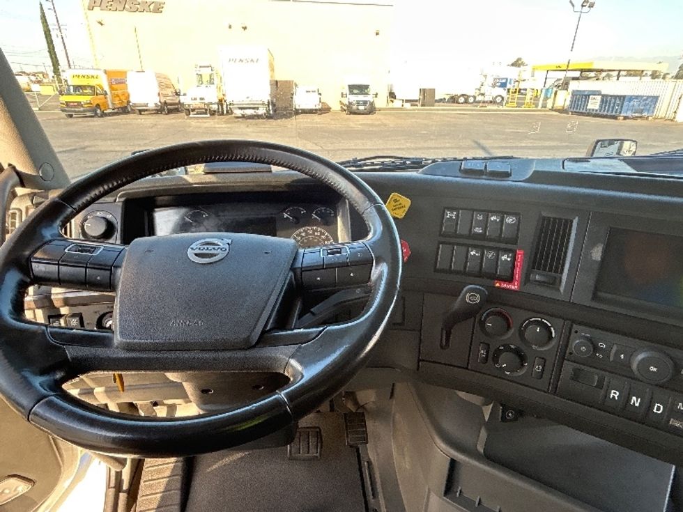 Sleeper Tractor-Heavy Duty Tractors-Volvo-2022-VNR64660-Fontana-CA-560,465\n\t\tmiles-$ 65,250 - Image 11