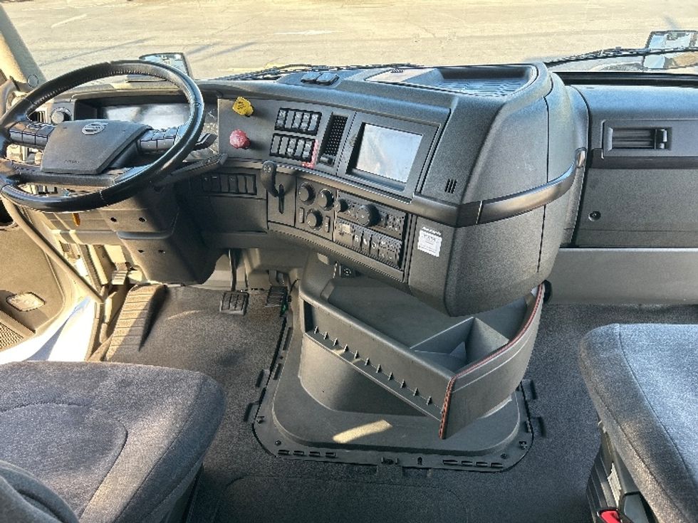 Sleeper Tractor-Heavy Duty Tractors-Volvo-2022-VNR64660-Fontana-CA-560,465\n\t\tmiles-$ 65,250 - Image 12