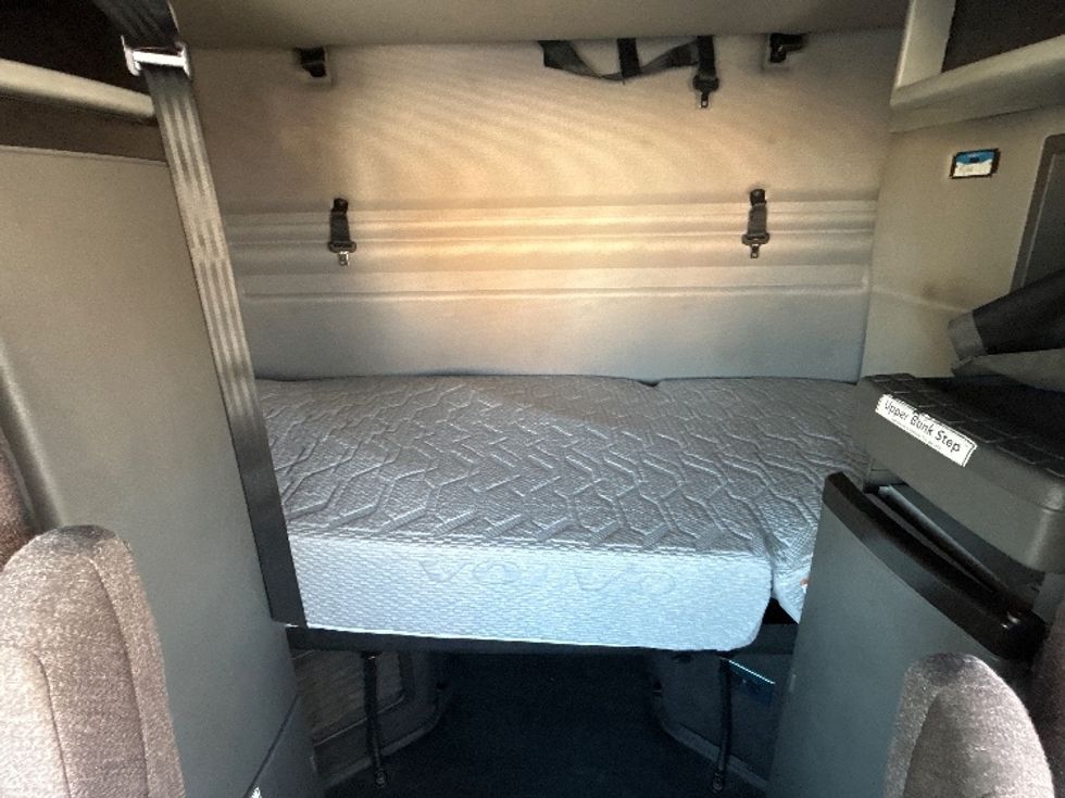 Sleeper Tractor-Heavy Duty Tractors-Volvo-2022-VNR64660-Fontana-CA-560,465\n\t\tmiles-$ 65,250 - Image 16