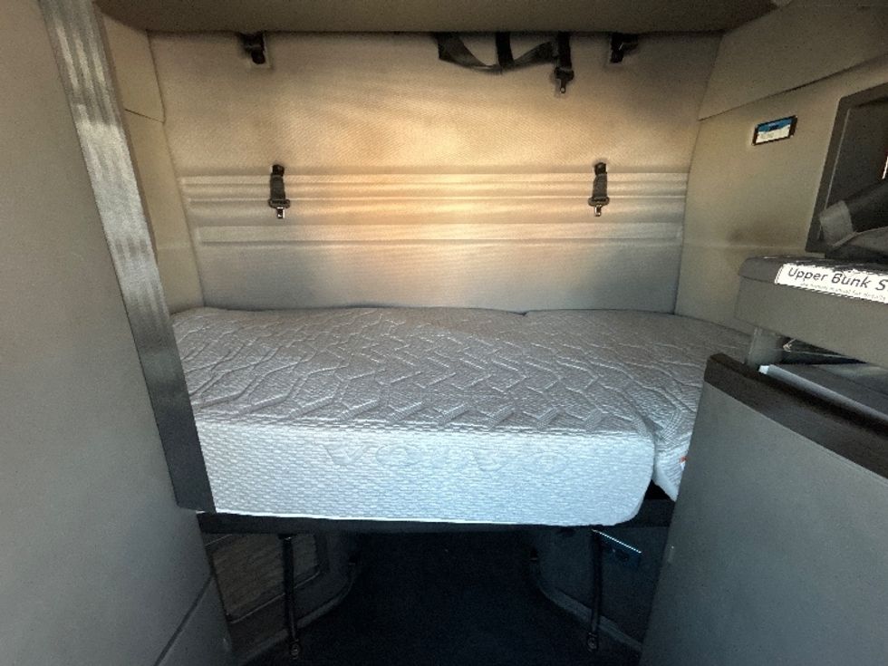 Sleeper Tractor-Heavy Duty Tractors-Volvo-2022-VNR64660-Fontana-CA-560,465\n\t\tmiles-$ 65,250 - Image 17