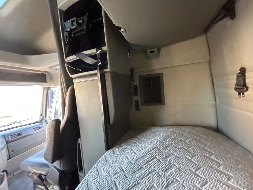 Sleeper Tractor-Heavy Duty Tractors-Volvo-2022-VNR64660-Fontana-CA-560,465\n\t\tmiles-$ 65,250 - Image 19