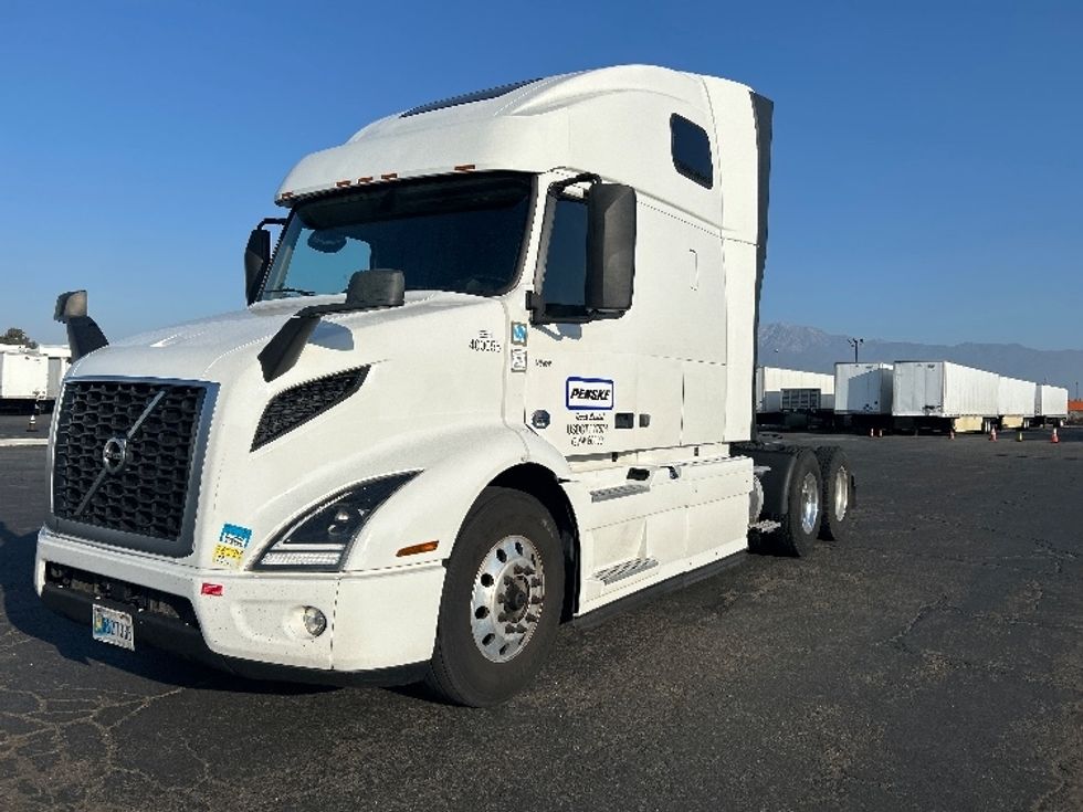 2022 Volvo Truck VNR photo 3