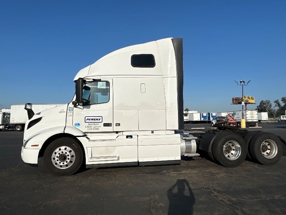 2022 Volvo Truck VNR photo 4