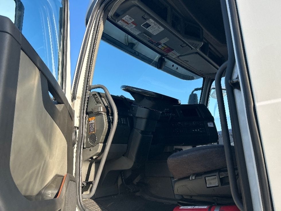 Sleeper Tractor-Heavy Duty Tractors-Volvo-2022-VNR64660-Fontana-CA-560,465\n\t\tmiles-$ 65,250 - Image 9