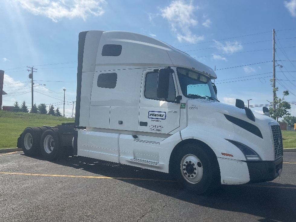 Sleeper Tractor-Heavy Duty Tractors-Volvo-2023-VNL64760-Akron-OH-412,231\n\t\tmiles-$ 92,000 - Image 1