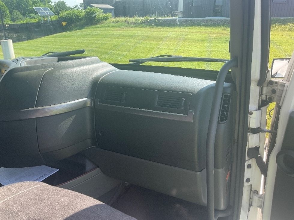 Sleeper Tractor-Heavy Duty Tractors-Volvo-2023-VNL64760-Akron-OH-412,231\n\t\tmiles-$ 92,000 - Image 14