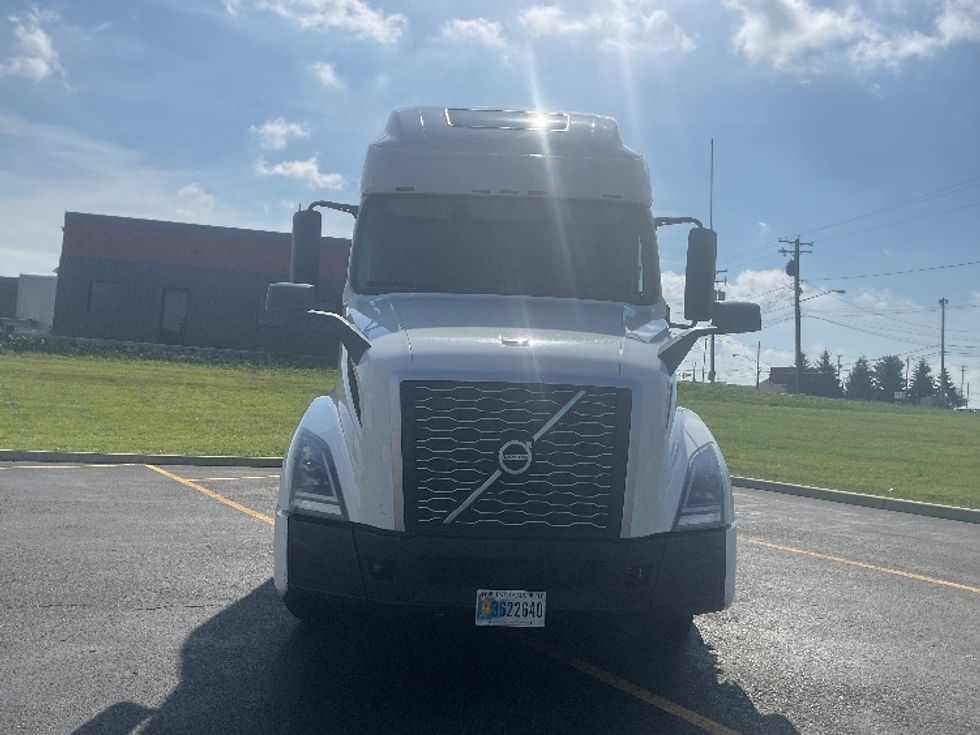 Sleeper Tractor-Heavy Duty Tractors-Volvo-2023-VNL64760-Akron-OH-412,231\n\t\tmiles-$ 92,000 - Image 2