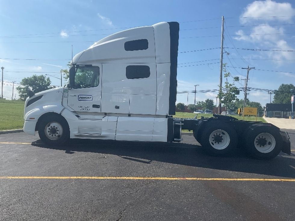 Sleeper Tractor-Heavy Duty Tractors-Volvo-2023-VNL64760-Akron-OH-412,231\n\t\tmiles-$ 92,000 - Image 4