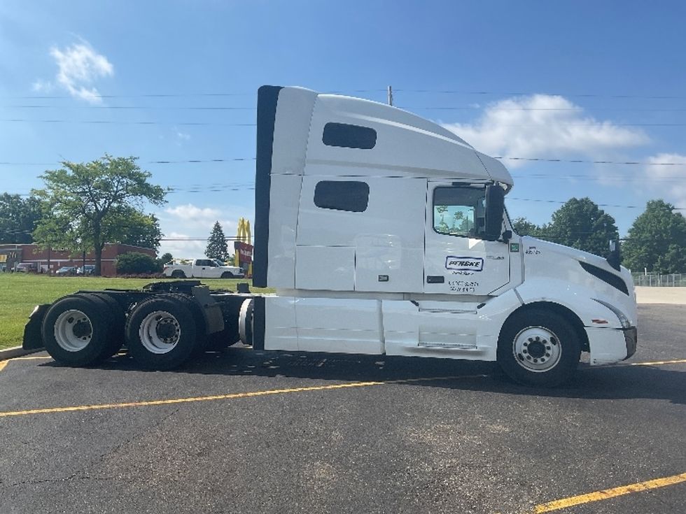 Sleeper Tractor-Heavy Duty Tractors-Volvo-2023-VNL64760-Akron-OH-412,231\n\t\tmiles-$ 92,000 - Image 8