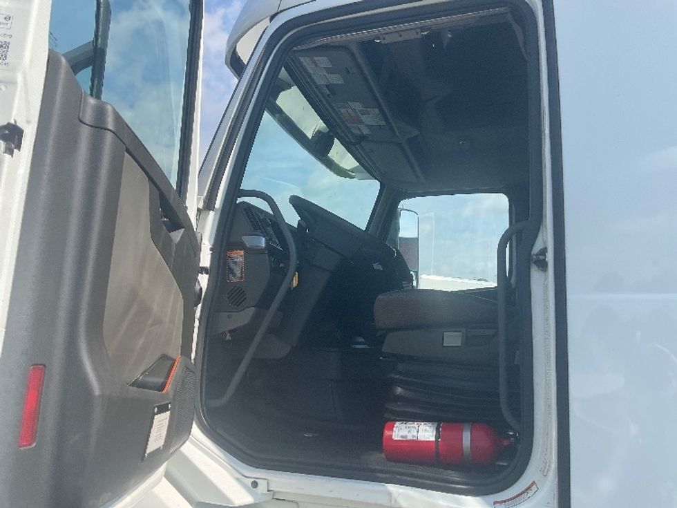 Sleeper Tractor-Heavy Duty Tractors-Volvo-2023-VNL64760-Akron-OH-412,231\n\t\tmiles-$ 92,000 - Image 9