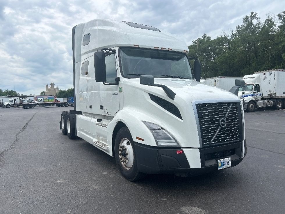 Sleeper Tractor-Heavy Duty Tractors-Volvo-2023-VNL64760-Akron-OH-416,473\n\t\tmiles-$ 97,500 - Image 1