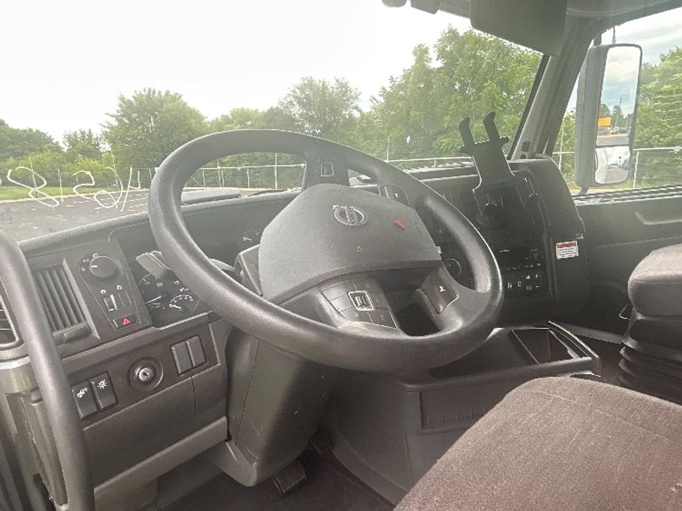 Sleeper Tractor-Heavy Duty Tractors-Volvo-2023-VNL64760-Akron-OH-416,473\n\t\tmiles-$ 97,500 - Image 10