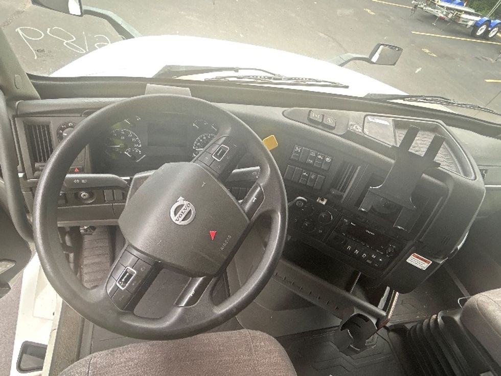 Sleeper Tractor-Heavy Duty Tractors-Volvo-2023-VNL64760-Akron-OH-416,473\n\t\tmiles-$ 97,500 - Image 11