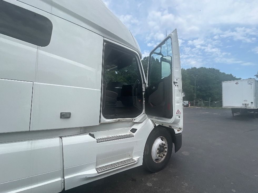 Sleeper Tractor-Heavy Duty Tractors-Volvo-2023-VNL64760-Akron-OH-416,473\n\t\tmiles-$ 97,500 - Image 13