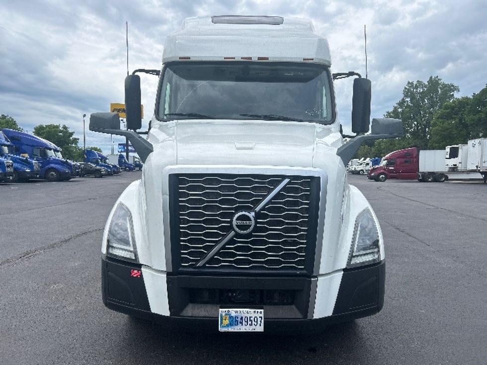 Sleeper Tractor-Heavy Duty Tractors-Volvo-2023-VNL64760-Akron-OH-416,473\n\t\tmiles-$ 97,500 - Image 2