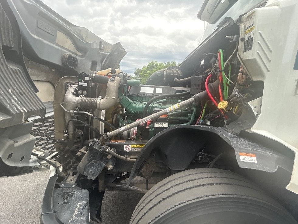 Sleeper Tractor-Heavy Duty Tractors-Volvo-2023-VNL64760-Akron-OH-416,473\n\t\tmiles-$ 97,500 - Image 21