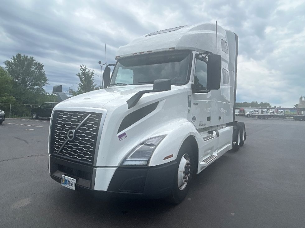 Sleeper Tractor-Heavy Duty Tractors-Volvo-2023-VNL64760-Akron-OH-416,473\n\t\tmiles-$ 97,500 - Image 3