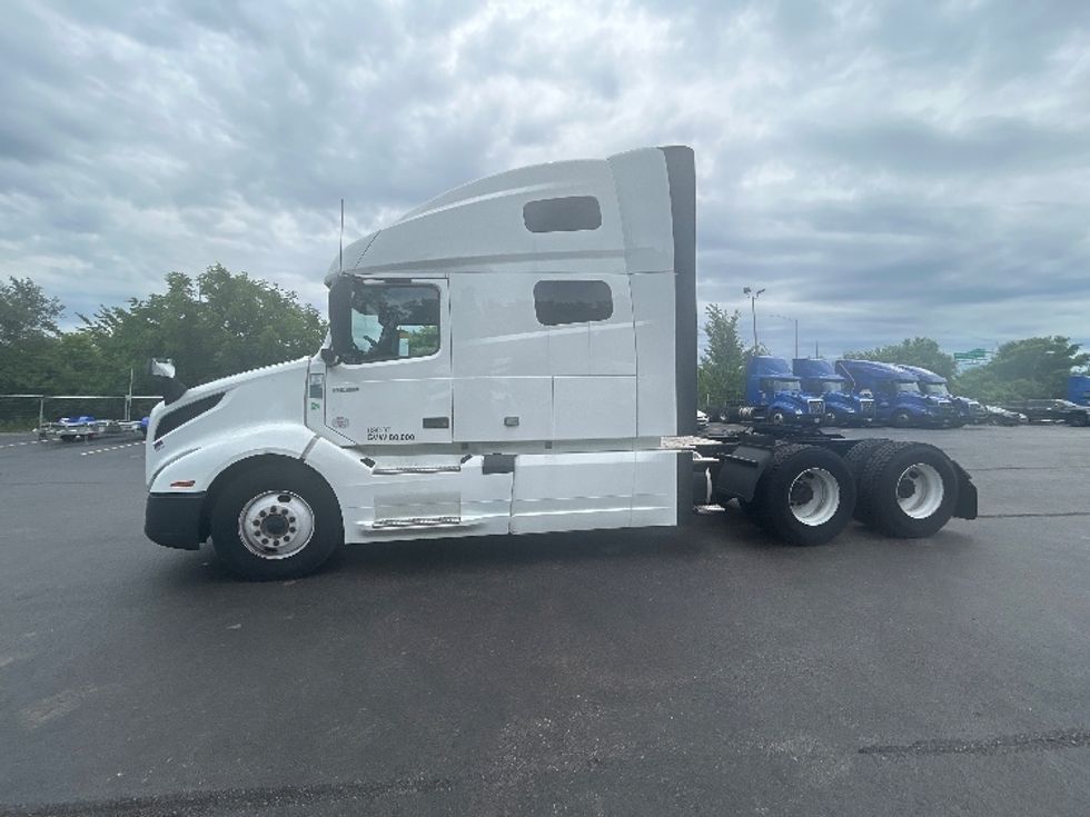 Sleeper Tractor-Heavy Duty Tractors-Volvo-2023-VNL64760-Akron-OH-416,473\n\t\tmiles-$ 97,500 - Image 4