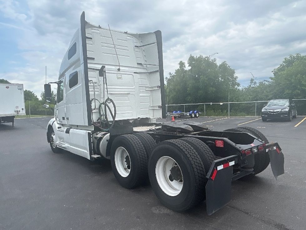 Sleeper Tractor-Heavy Duty Tractors-Volvo-2023-VNL64760-Akron-OH-416,473\n\t\tmiles-$ 97,500 - Image 5