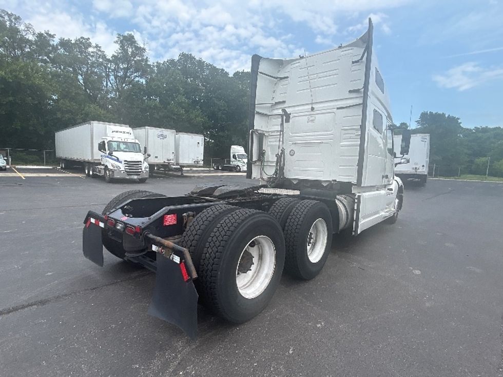 Sleeper Tractor-Heavy Duty Tractors-Volvo-2023-VNL64760-Akron-OH-416,473\n\t\tmiles-$ 97,500 - Image 7