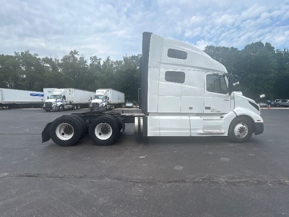 Sleeper Tractor-Heavy Duty Tractors-Volvo-2023-VNL64760-Akron-OH-416,473\n\t\tmiles-$ 97,500 - Image 8