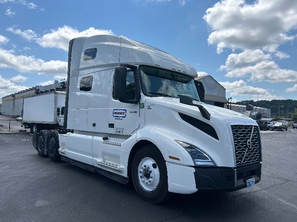 Sleeper Tractor-Heavy Duty Tractors-Volvo-2023-VNL64760-Akron-OH-519,385\n\t\tmiles-$ 81,750 - Image 1
