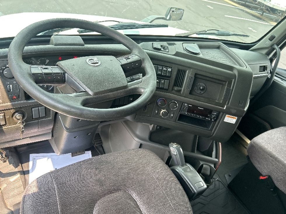 Sleeper Tractor-Heavy Duty Tractors-Volvo-2023-VNL64760-Akron-OH-519,385\n\t\tmiles-$ 81,750 - Image 10