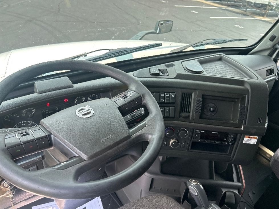 Sleeper Tractor-Heavy Duty Tractors-Volvo-2023-VNL64760-Akron-OH-519,385\n\t\tmiles-$ 81,750 - Image 11
