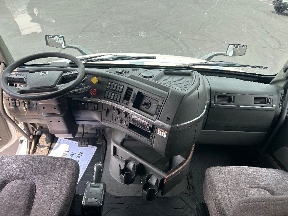 Sleeper Tractor-Heavy Duty Tractors-Volvo-2023-VNL64760-Akron-OH-519,385\n\t\tmiles-$ 81,750 - Image 12