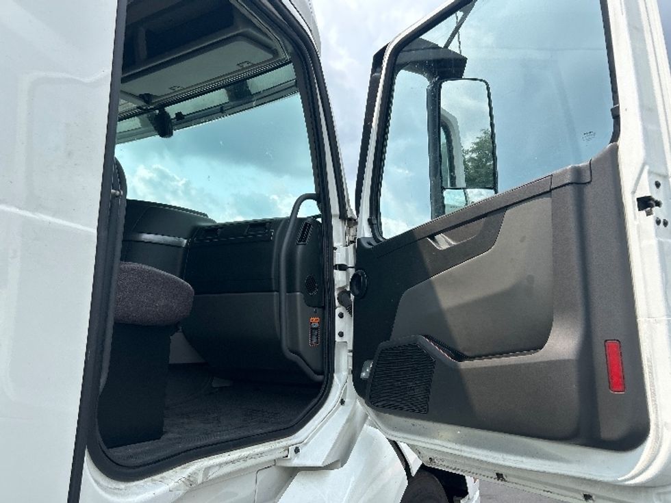 Sleeper Tractor-Heavy Duty Tractors-Volvo-2023-VNL64760-Akron-OH-519,385\n\t\tmiles-$ 81,750 - Image 13