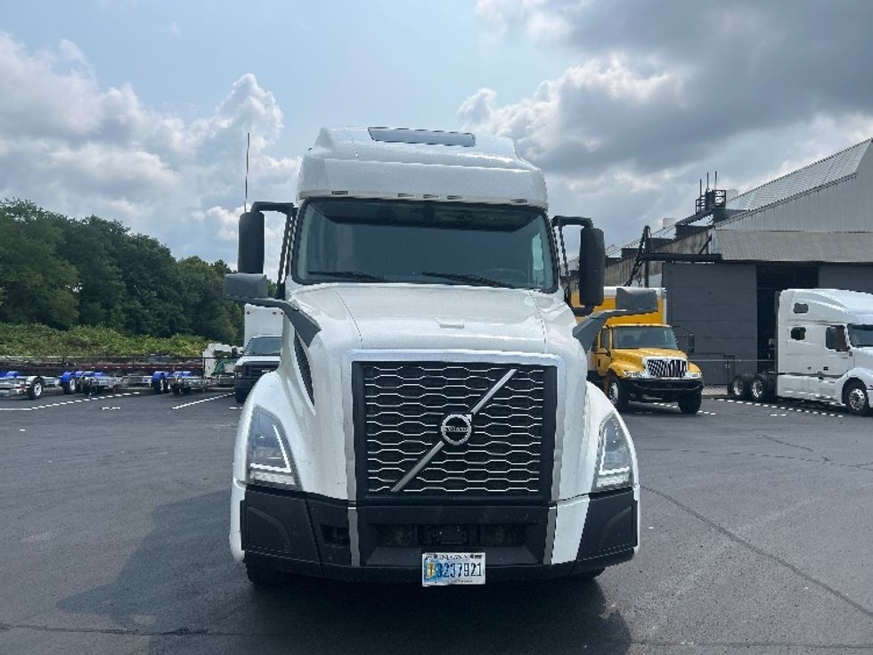 Sleeper Tractor-Heavy Duty Tractors-Volvo-2023-VNL64760-Akron-OH-519,385\n\t\tmiles-$ 81,750 - Image 2