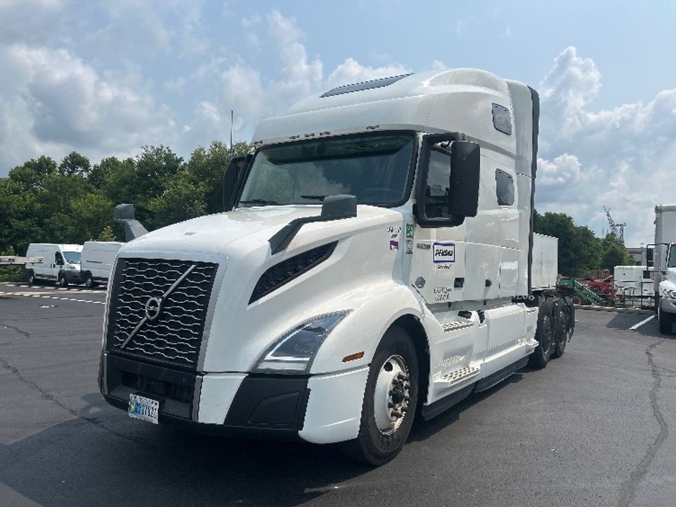 Sleeper Tractor-Heavy Duty Tractors-Volvo-2023-VNL64760-Akron-OH-519,385\n\t\tmiles-$ 81,750 - Image 3