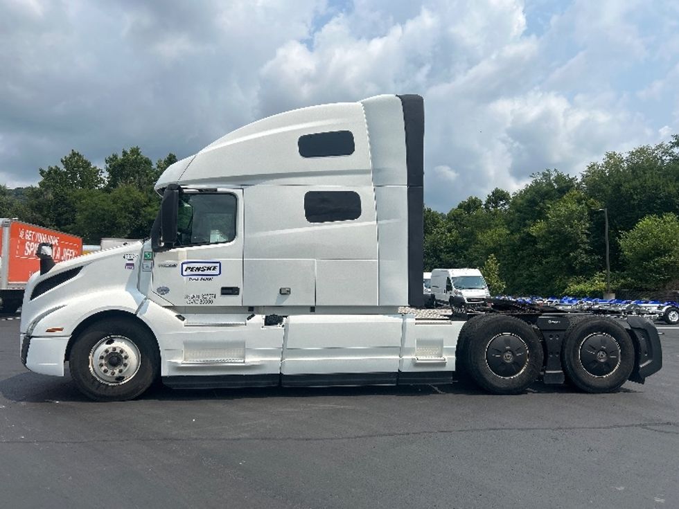 Sleeper Tractor-Heavy Duty Tractors-Volvo-2023-VNL64760-Akron-OH-519,385\n\t\tmiles-$ 81,750 - Image 4