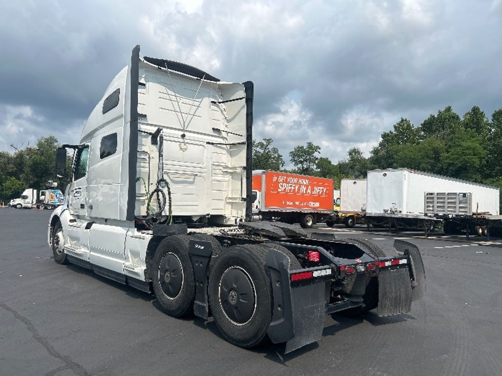Sleeper Tractor-Heavy Duty Tractors-Volvo-2023-VNL64760-Akron-OH-519,385\n\t\tmiles-$ 81,750 - Image 5