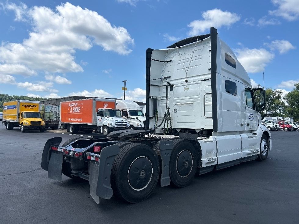 Sleeper Tractor-Heavy Duty Tractors-Volvo-2023-VNL64760-Akron-OH-519,385\n\t\tmiles-$ 81,750 - Image 7