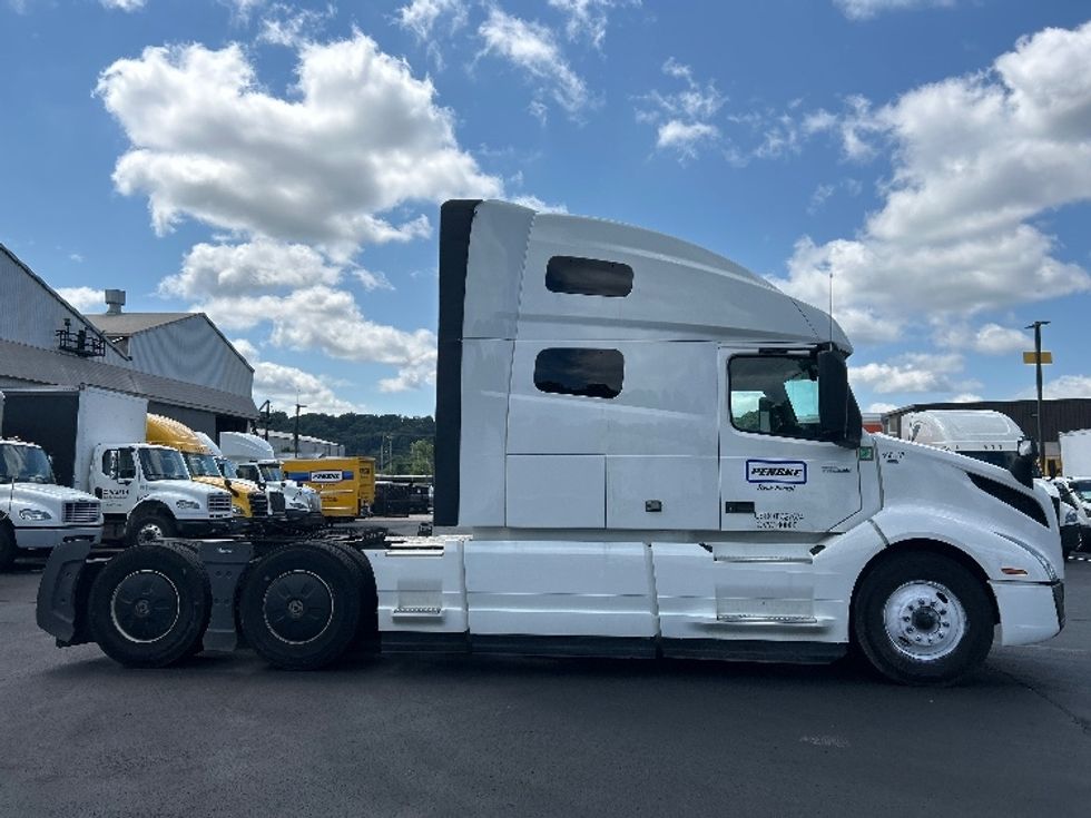 Sleeper Tractor-Heavy Duty Tractors-Volvo-2023-VNL64760-Akron-OH-519,385\n\t\tmiles-$ 81,750 - Image 8
