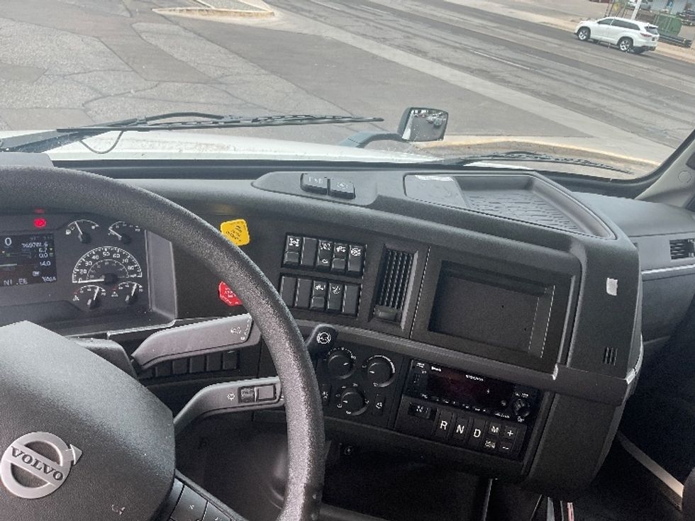 Sleeper Tractor-Heavy Duty Tractors-Volvo-2023-VNL64760-Albuquerque-NM-375,085\n\t\tmiles-$ 104,500 - Image 11