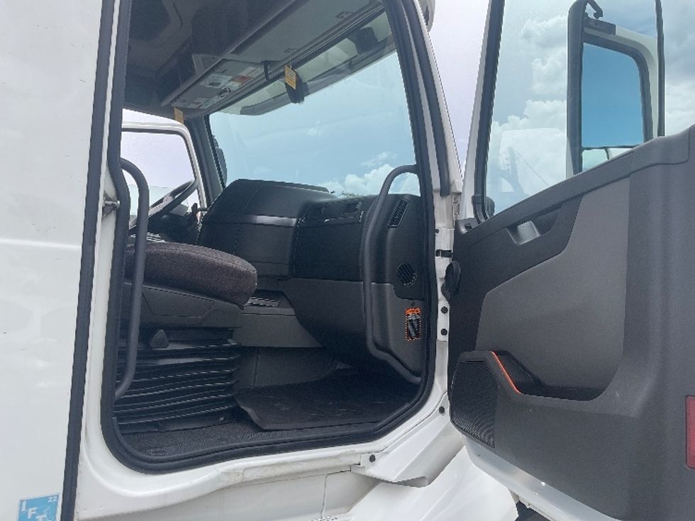 Sleeper Tractor-Heavy Duty Tractors-Volvo-2023-VNL64760-Albuquerque-NM-375,085\n\t\tmiles-$ 104,500 - Image 13