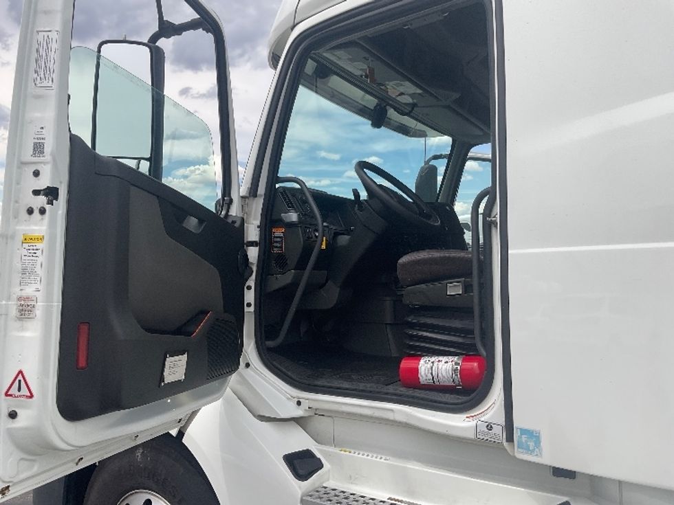 Sleeper Tractor-Heavy Duty Tractors-Volvo-2023-VNL64760-Albuquerque-NM-375,085\n\t\tmiles-$ 104,500 - Image 9