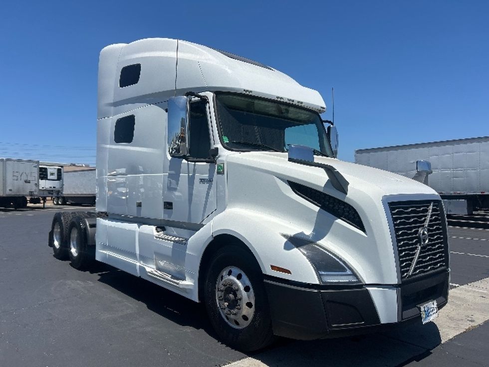 Sleeper Tractor-Heavy Duty Tractors-Volvo-2023-VNL64760-Anaheim-CA-691,900\n\t\tmiles-$ 70,500 - Image 1