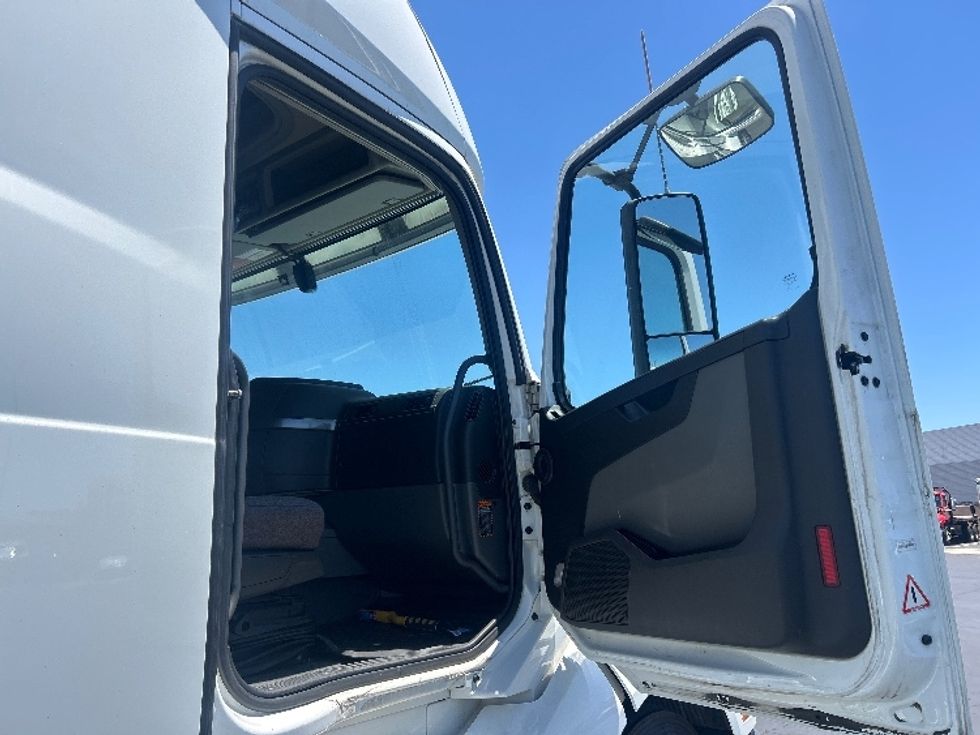 Sleeper Tractor-Heavy Duty Tractors-Volvo-2023-VNL64760-Anaheim-CA-691,900\n\t\tmiles-$ 70,500 - Image 13