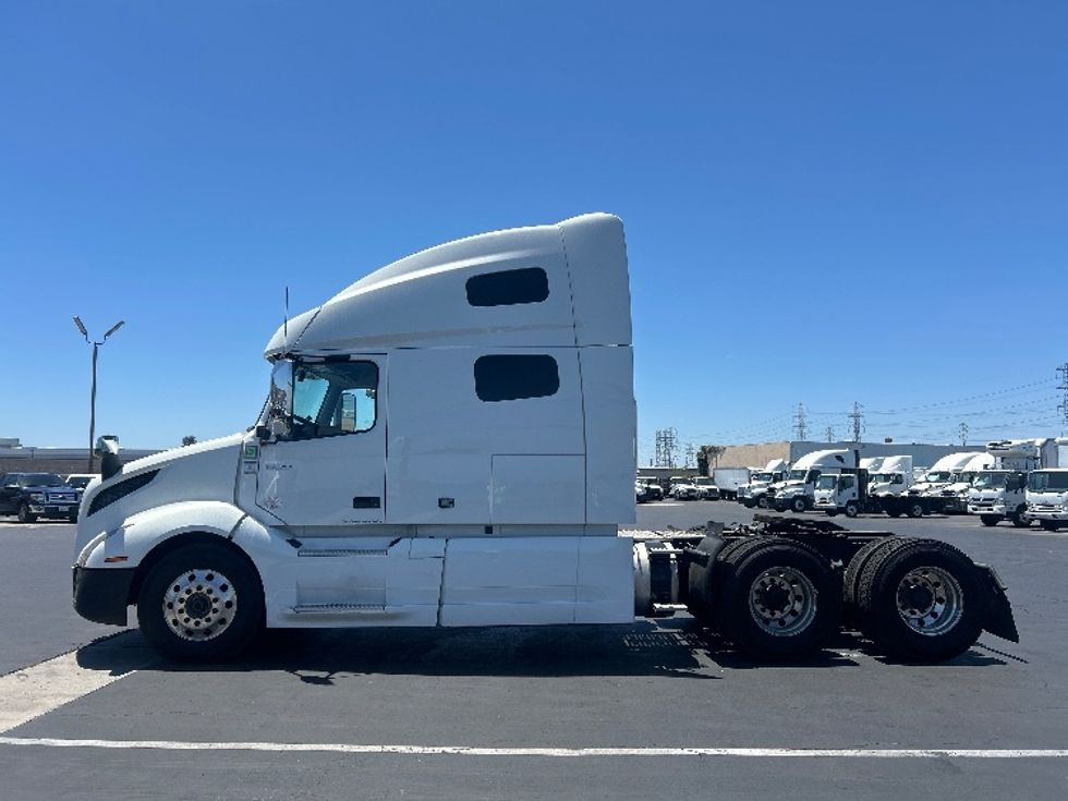 Sleeper Tractor-Heavy Duty Tractors-Volvo-2023-VNL64760-Anaheim-CA-691,900\n\t\tmiles-$ 70,500 - Image 4
