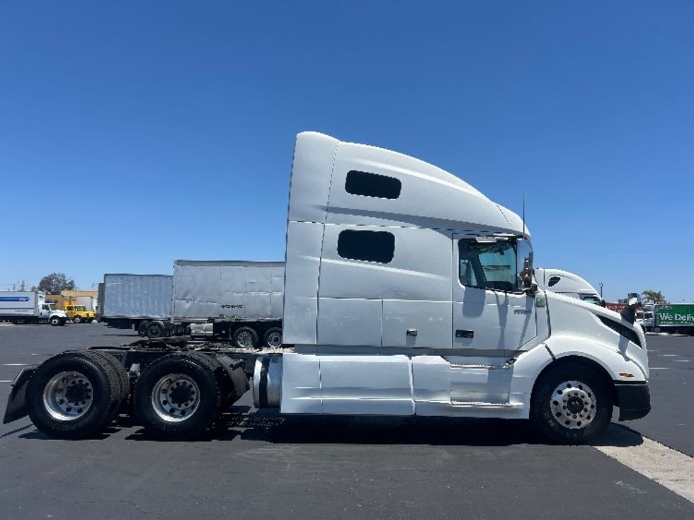 Sleeper Tractor-Heavy Duty Tractors-Volvo-2023-VNL64760-Anaheim-CA-691,900\n\t\tmiles-$ 70,500 - Image 8